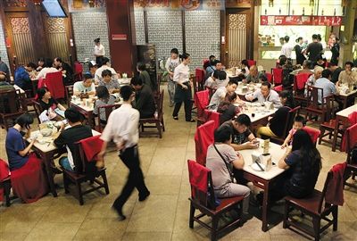 中秋食品商家抢滩大众市场 餐饮业正经历转型升级恢复期